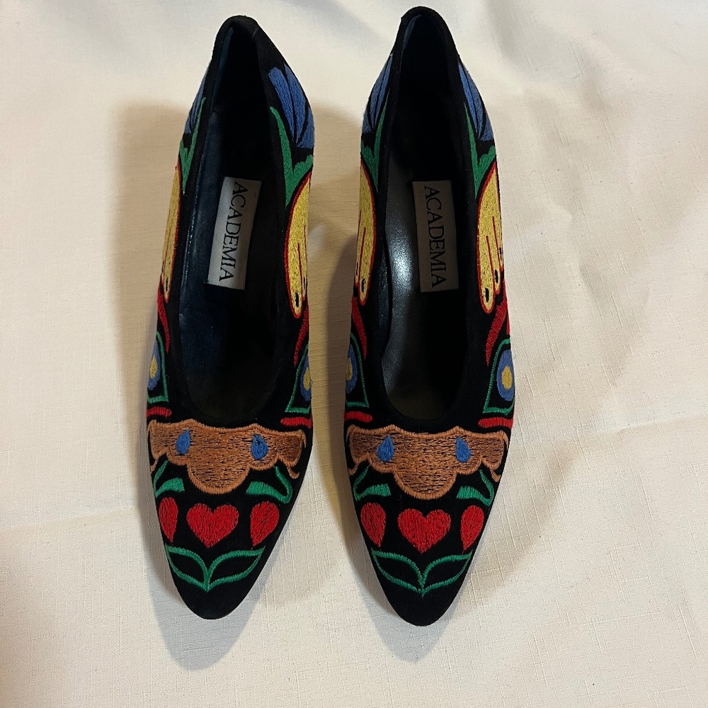 Academia black suede multi-color embroidered dress pump Sz 6